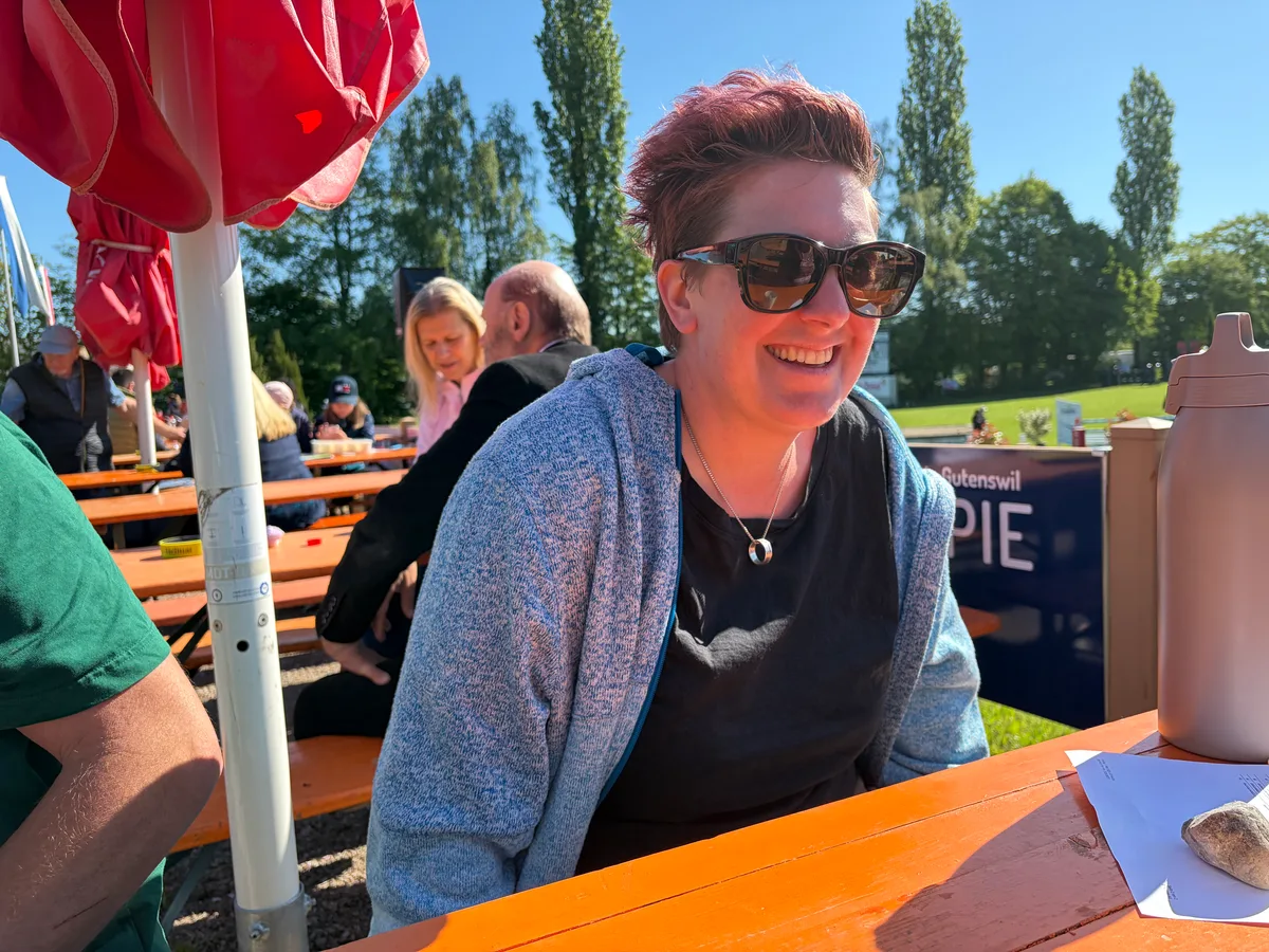 Nicole Schoch sitzt an einem Tisch bei den Pferdetagen in Uster.